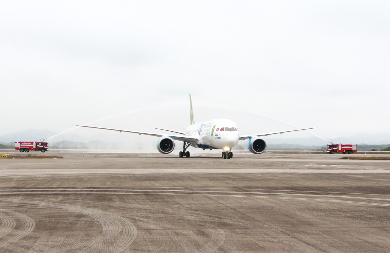 Máy bay thân rộng Boeing 787-9 Dreamliner hạ cánh tại Cảng hàng không quốc tế Vân Đồn.