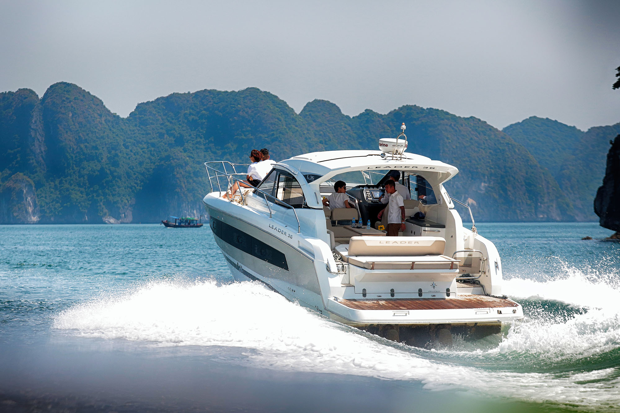 Tham quan Vịnh Hạ Long bằng du thuyền - một sản phẩm du lịch mới.