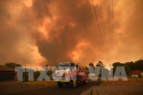 Xe cứu hỏa được triển khai tới hiện trường vụ cháy rừng tại Bargo, tây nam Sydney, Australia, ngày 21/12/2019. Ảnh: AFP/ TTXVN