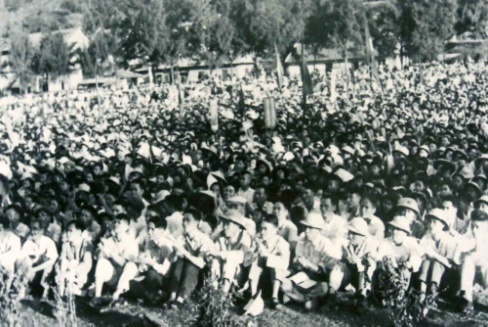 Chủ tịch Hồ Chí Minh nói chuyện với cán bộ, nhân dân khu Hồng Quảng tại sân vận động Hòn Gai, ngày 4/10/1957.
