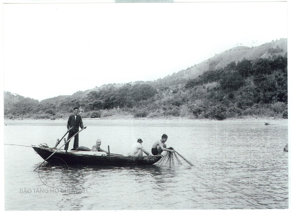 Bác Hồ đánh cá cùng ngư dân Tuần Châu.