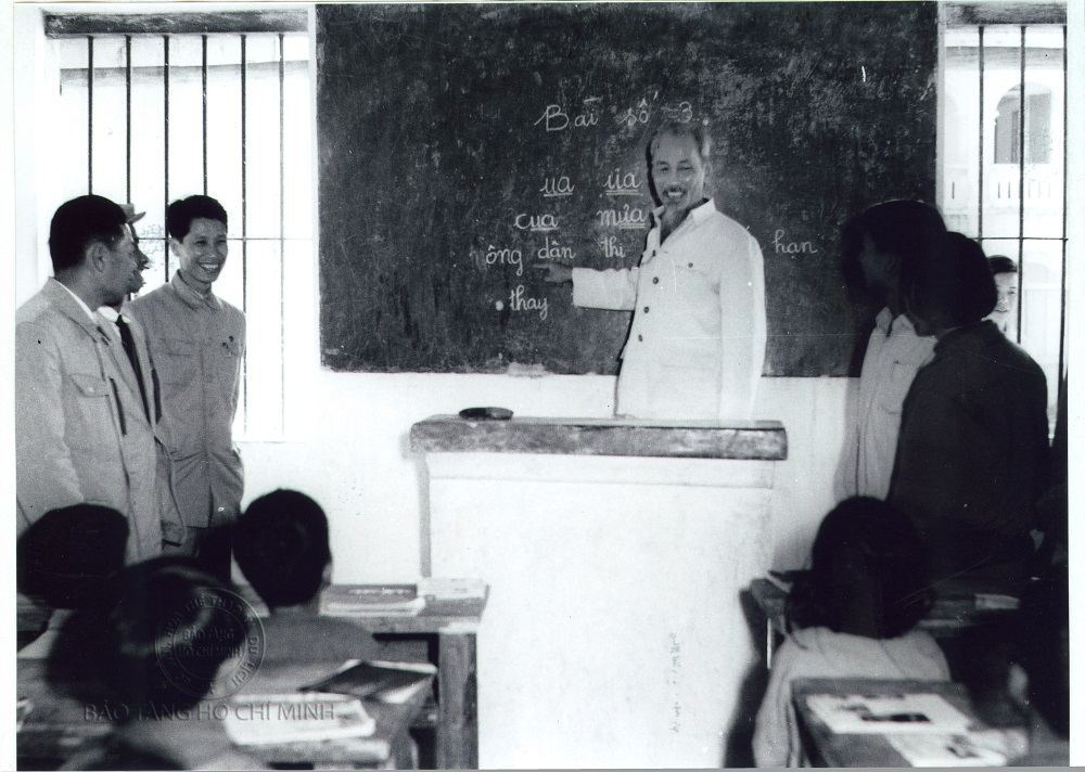 Thăm một lớp học của Trường Tiểu – Trung học Hoa Văn, Chủ tịch Hồ Chí Minh đã đứng lên bục giảng.