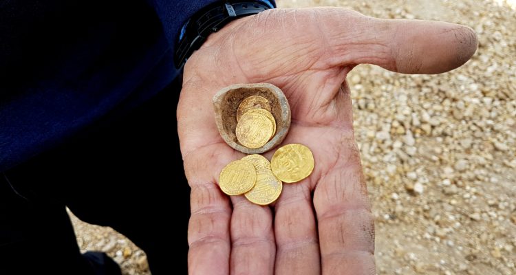 Các nhà khảo cổ Israel đã tìm thấy 7 đồng tiền vàng cất trong một chiếc bình đất sét đã vỡ tại Yavne. Ảnh: worldisraelnews.com