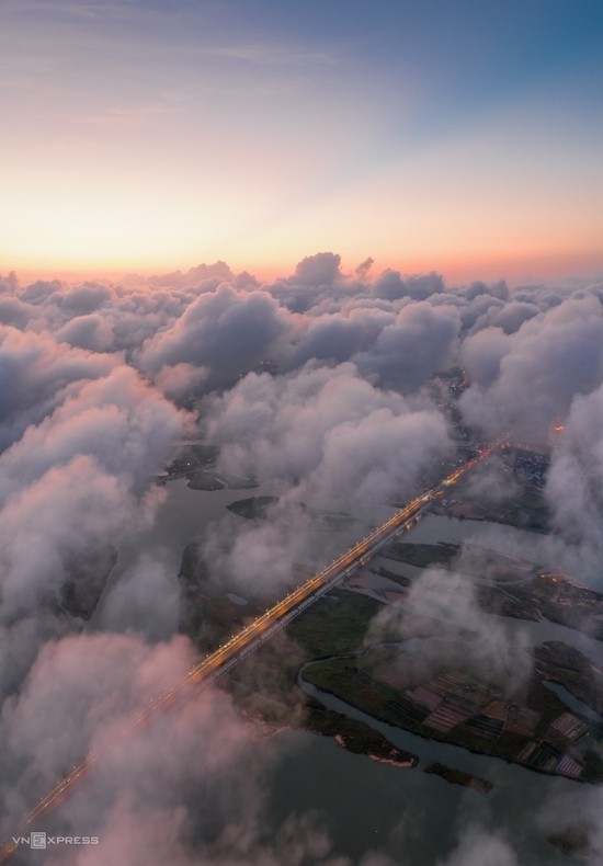 Tác phẩm “Cầu Đà Rằng trong mây”. Cầu Đà Rằng - công trình biểu tượng văn hóa của tỉnh Phú Yên, bắc qua sông Ba (hay còn gọi sông Đà Rằng) thuộc địa phận thành phố Tuy Hòa.