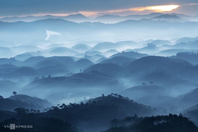 Bức ảnh “Sương sớm ở Đại Lào”. Đại Lào - một xã thuộc thành phố Bảo Lộc, Lâm Đồng là địa điểm chụp ảnh nổi tiếng với khung cảnh sương giăng mờ ảo trên những ngọn đồi và hàng cây thoai thoải lúc ban mai.