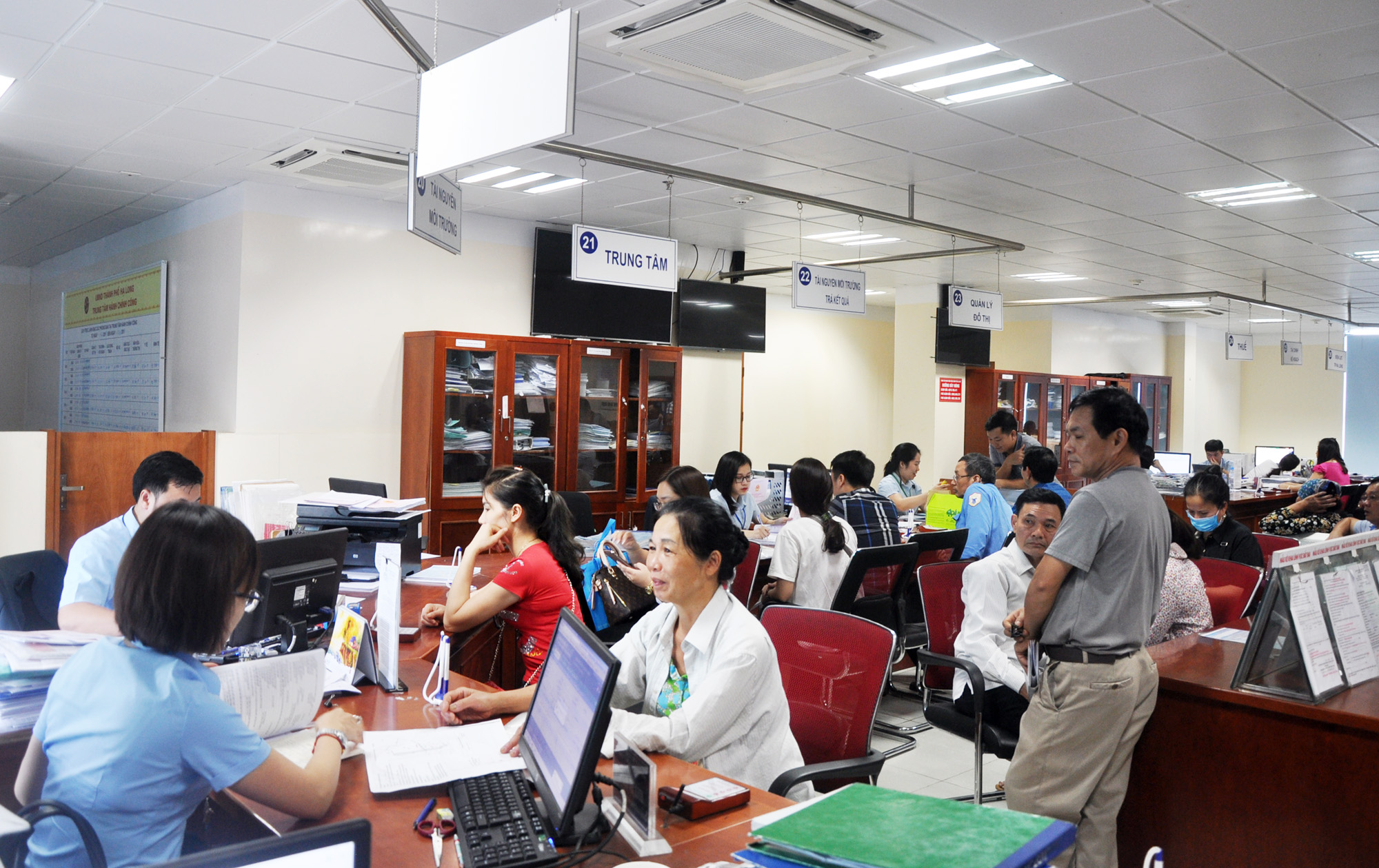 Cán bộ Trung tâm Hành chính công TP Hạ Long giải quyết thủ tục hành chính cho người dân, năm 2019. Ảnh: Thu Chung