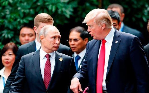 Tổng thống Nga Putin trò chuyện với Tổng thống Mỹ Trump. Ảnh: Reuters.