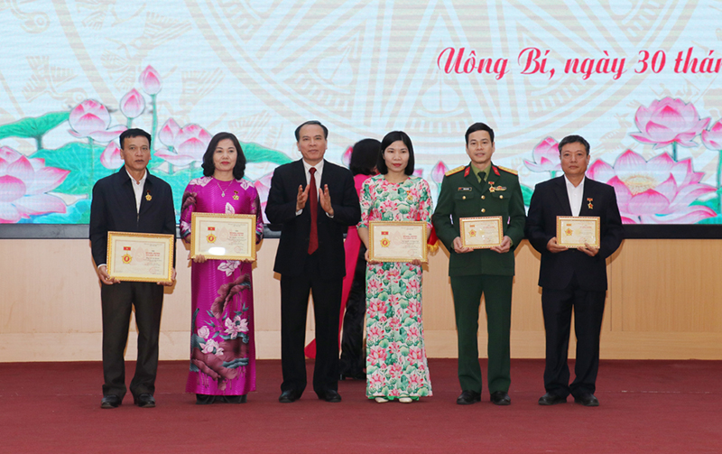 5 đồng chí được trao kỷ niệm chương vì sự nghiệp kiểm tra, dân vận của Đảng