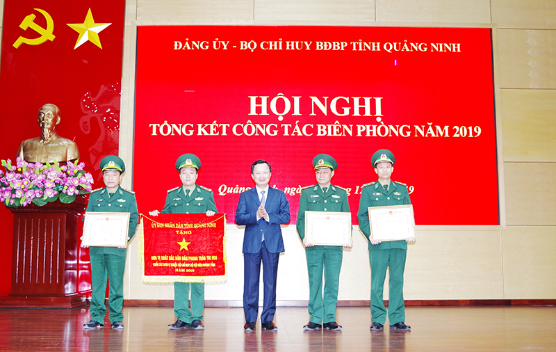 Đc Cao Tường Huy,Ủy viên Ban Thường vụ Tỉnh ủy, Phó Chủ tịch UBND tỉnh Quảng Ninh tặng Cờ và Băng khen của UBND tỉnh cho 4 tập thể có thành tích xuất sắc trong phong trào thi đua năm 2019