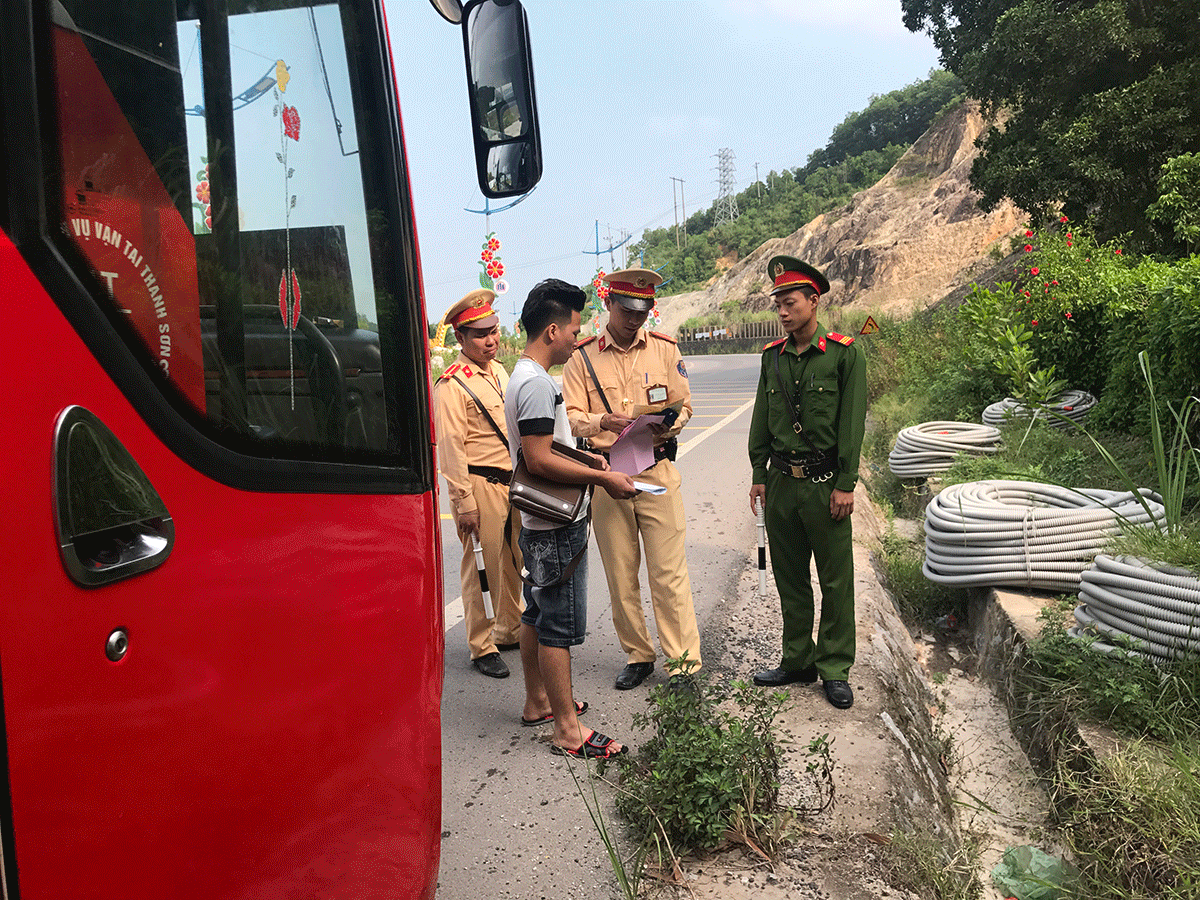 Công an huyện Vân Đồn kiểm tra phương tiện vận chuyển hành khách trên tỉnh lộ 334