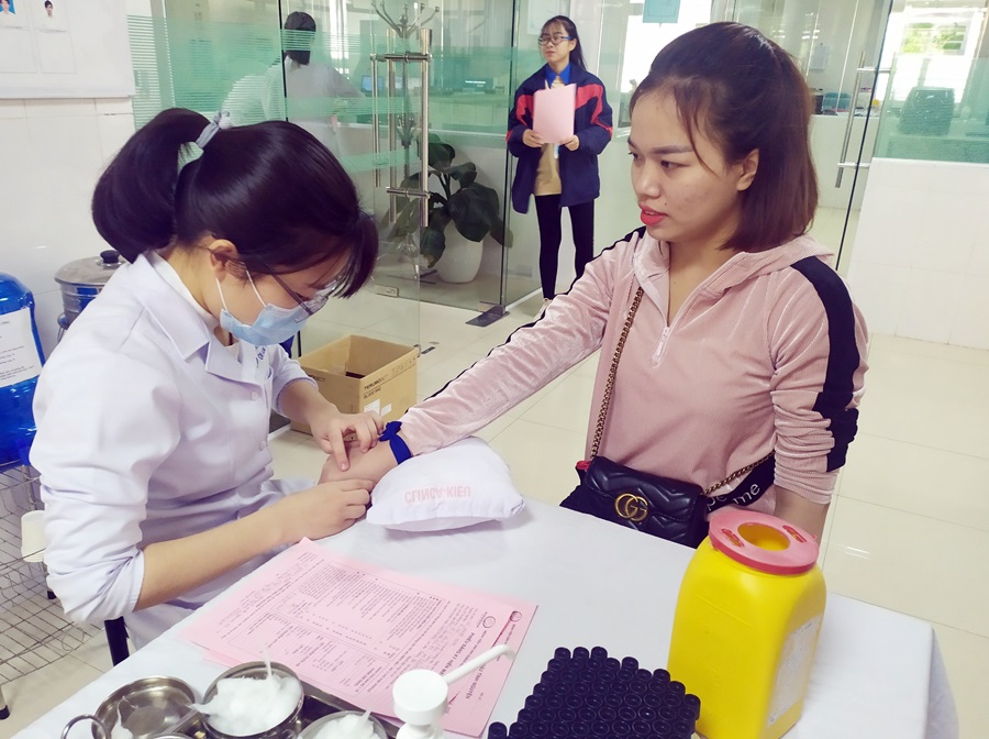các thành viên của CLB Sinh viên tình nguyện Đại học Hạ Long tham gia hiến máu tại Bệnh viên Sản nhi Quảng Ninh tháng 12/2019.