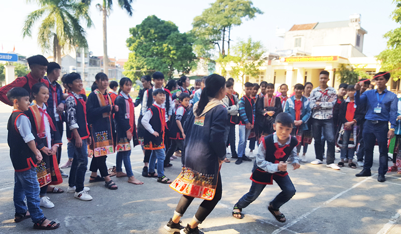 Học sinh trường phổ thông DTNT Hoành Bồ vui vẻ với các hoạt động trong nhà trường