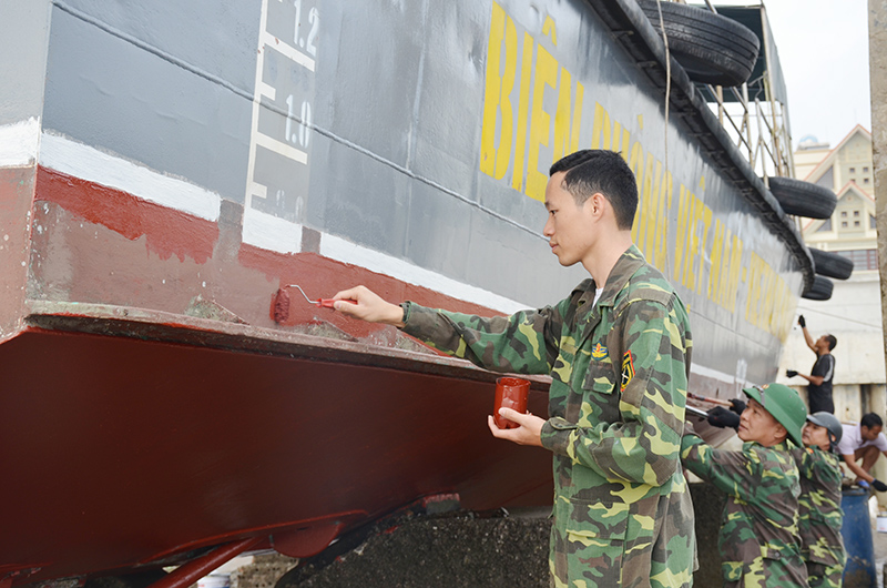 Trung úy Nguyễn Hồng Thái tham gia sơn bảo dưỡng tàu định kỳ.