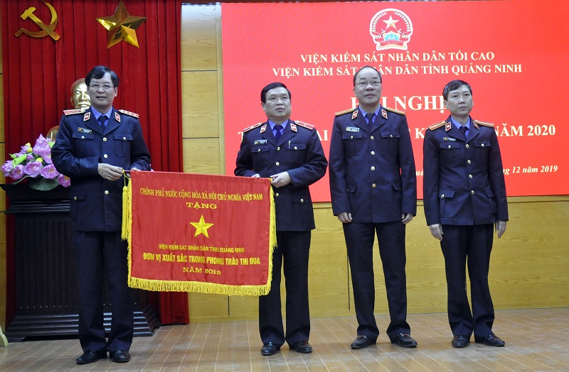 Đồng chí Trần Công Phàn, Phó Viện trưởng Viện Kiểm sát nhân dân tối cao, trao cờ thi đua của Chính phủ cho VKSND tỉnh.