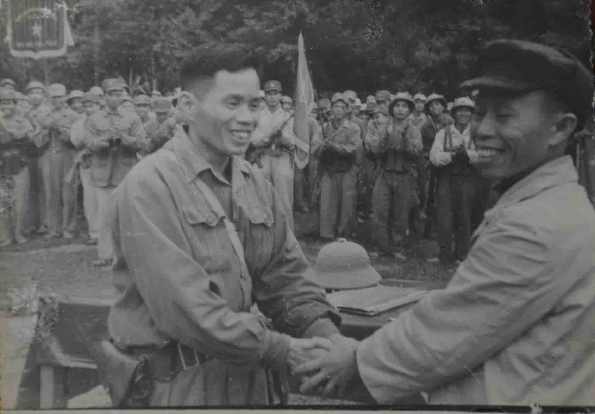 Ông Lê Vinh (bên phải) trong buổi tiễn chân Binh đoàn Than ra trận.