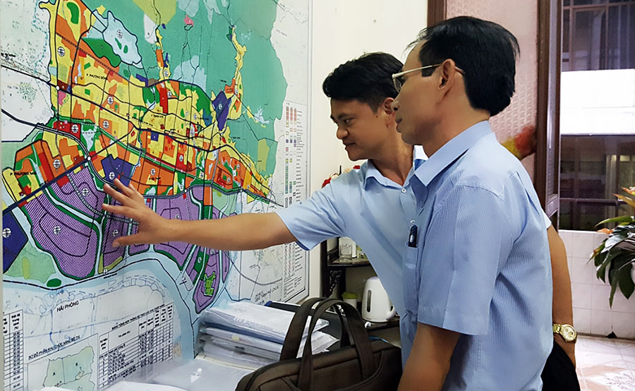 Cán bộ phòng chuyên môn thành phố Uông Bí luôn cập nhật kiến thức mới để hoàn thành tốt nhất công việc được giao