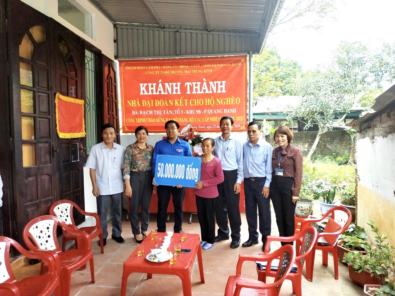 Thành Đoàn Cẩm Phả trao quà hỗ trợ nhân dịp khánh thành nhà đại đoàn kếtcho gia đình hộ nghèo ở phường Quang Hanh.