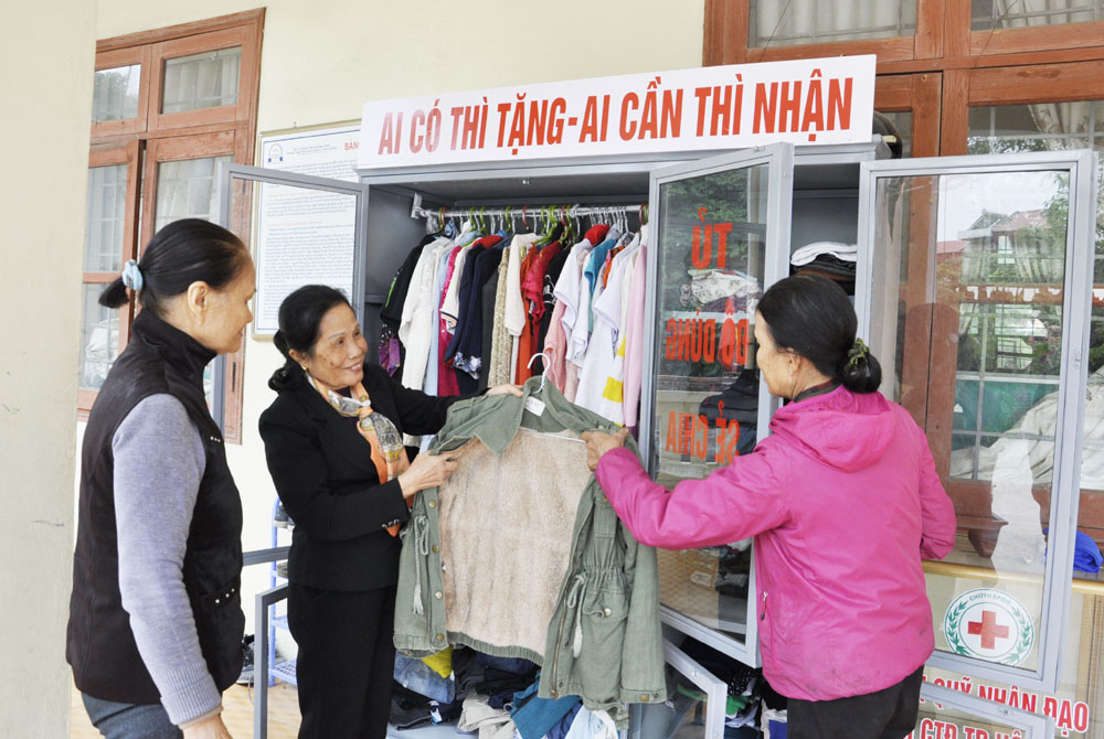 Mô hình “Tủ đồ dùng sẻ chia” ở khu 6, phường Thanh Sơn được người dân hưởng ứng tham gia.
