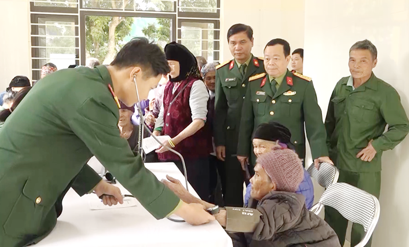 Các y, bác sĩ Bộ CHQS tỉnh tận tình khám chữa bệnh cho người dân huyện Bình Liêu. 