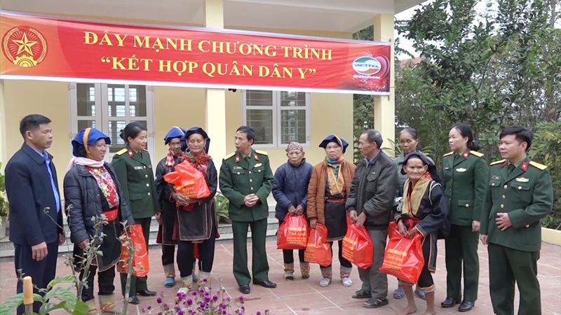 Bộ CHQS tỉnh trao tặng quà cho các hộ gia đình chính sách huyện Bình Liêu nhân chuyến đi khám chữa bệnh miễn phí năm 2019.