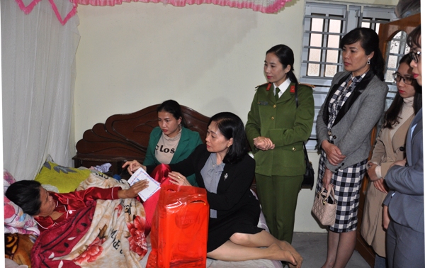 Đoàn trao tiền hỗ trợ cho chị Nguyễn Thị Đản