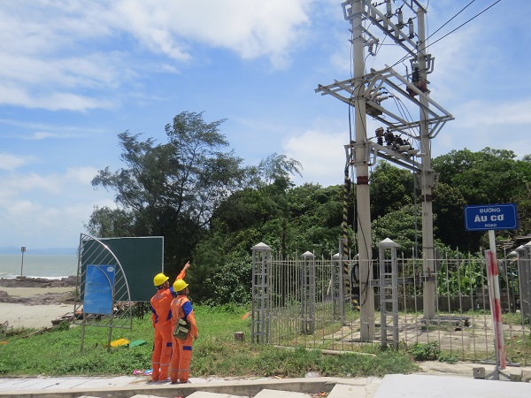 Công nhân Điện lực Vân Đồn  kiểm tra hành lang lưới điện tại máy cắt CT6 - Bãi Vàn Chảy – Cô Tô.