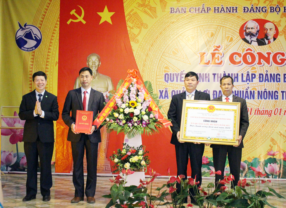 Lãnh đạo Ban Xây dựng Nông thôn mới tỉnh trao Quyết định của UBND tỉnh cho xã Quảng Lợi đạt chuẩn nông thôn mới.