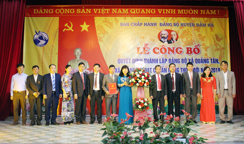 Đồng chí Nguyễn Thị Thu Hà, Bí thư Huyện ủy Đầm Hà trao Quyết định thành lập Đảng bộ cơ sở xã Quảng Tân.