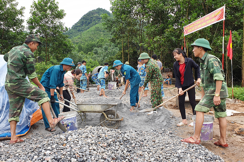 Cán bộ chiến sĩ Lữ đoàn Hải quân 147 phối hợp với LLVT huyện Hoành Bồ tham gia đổ bê tông đường liên thôn Đồng Trà.