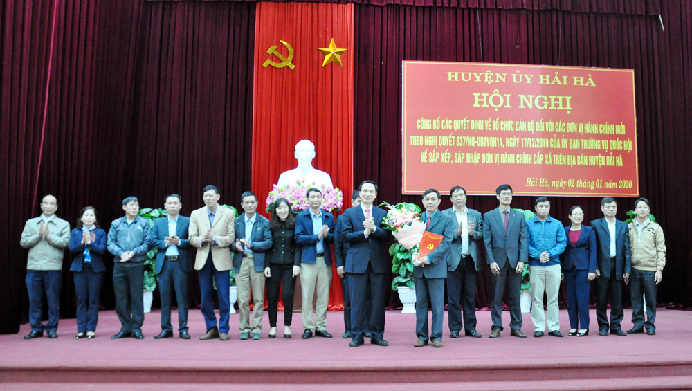 Đồng chí Nguyễn Mạnh Cường, Bí thư Huyện ủy Hải Hà trao Quyết định của Huyện ủy Hải Hà về việc 
