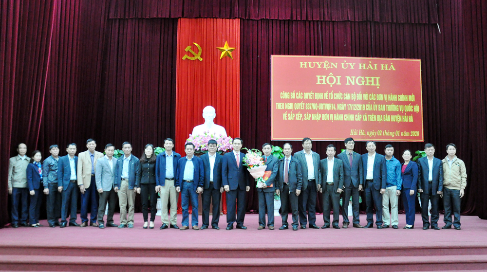 Lãnh đạo huyện Hải Hà tặng hoa chúc mừng BCH Đảng bộ thị trấn Quảng Hà, nhiệm kỳ 2015-2020.