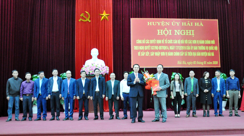 Đồng chí Nguyễn Mạnh Cường, Bí thư Huyện ủy Hải Hà trao Quyết định