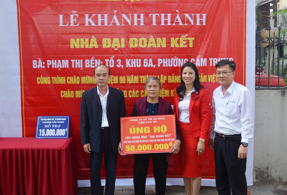 Công ty CP Thương mại và Dịch vụ du lịch Cẩm Phả hỗ trợ bà Phạm Thị Bền, phường Cẩm Trung 50 triệu đồng xây dựng nhà mới.