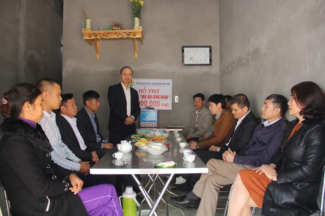 Công đoàn Công ty than Dương Huy thăm và trao hỗ trợ xây Mái ấm công đoàn cho gia đình anh Tam.