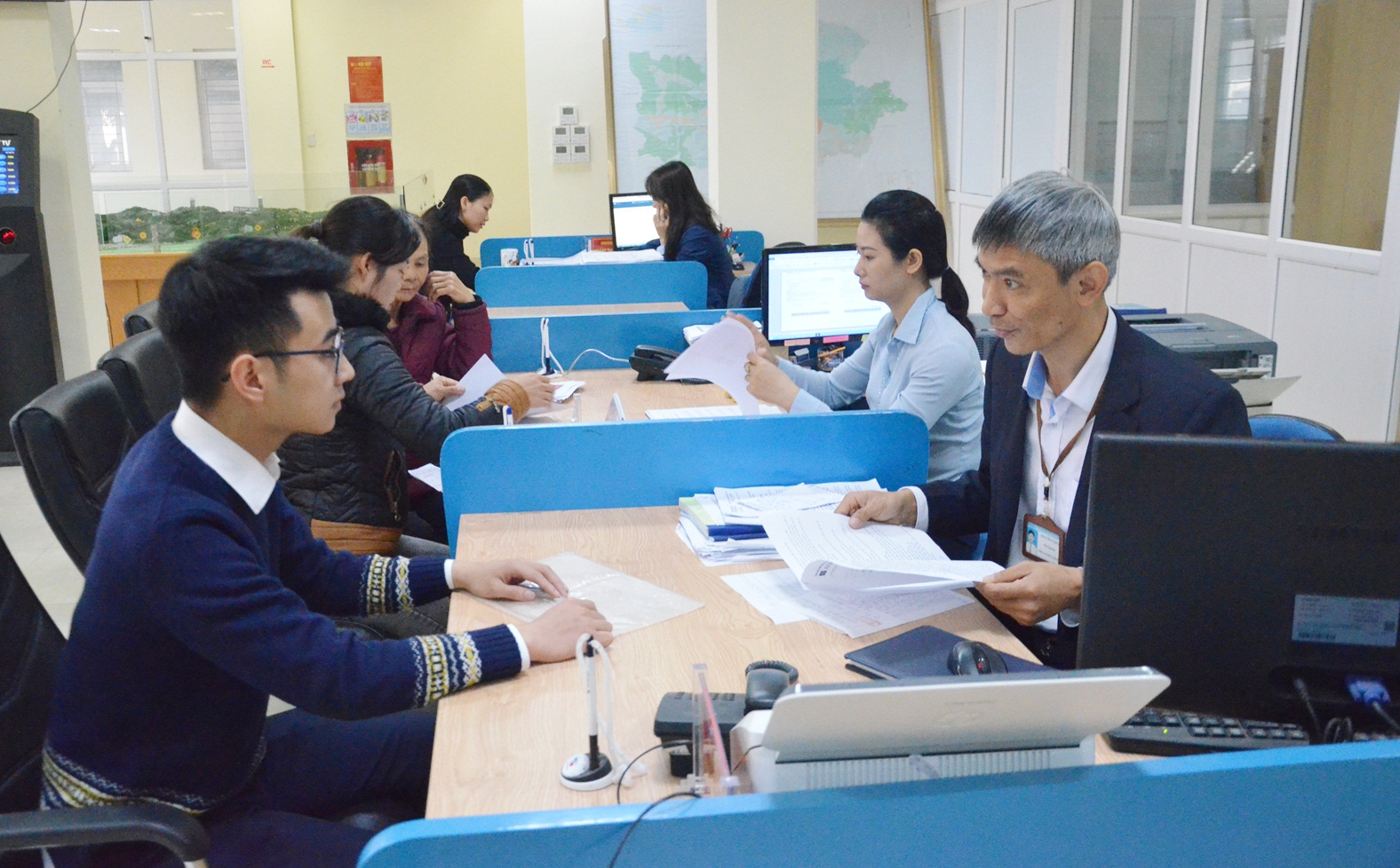 Cán bộ Trung tâm HCC TP Hạ Long giải quyết TTHC cho người dân. (tháng 1/2019)