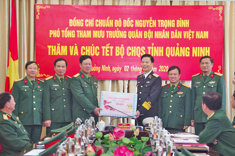 Chuẩn đô đốc Nguyễn Trọng Bình, Phó Tổng Tham mưu trưởng Quân đội nhân dân Việt Nam tặng quà chúc tết Bộ CHQS tỉnh