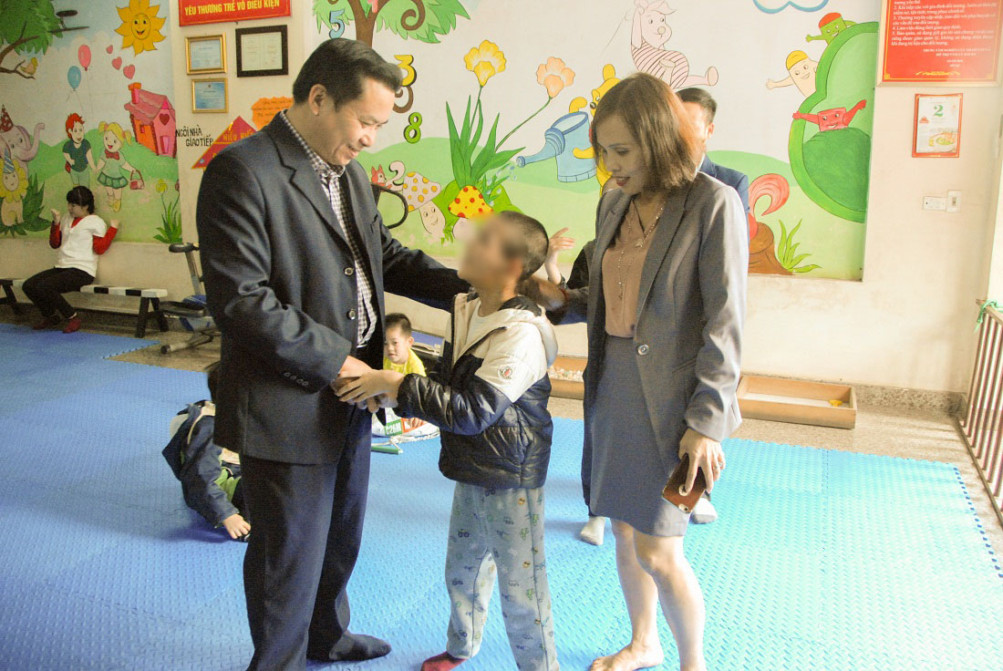 Đồng chí Hoàng Đức Hạnh, Phó Chủ tịch Ủy ban MTTQ tỉnh (bên trái), thăm hỏi các em học sinh tại Trung tâm.