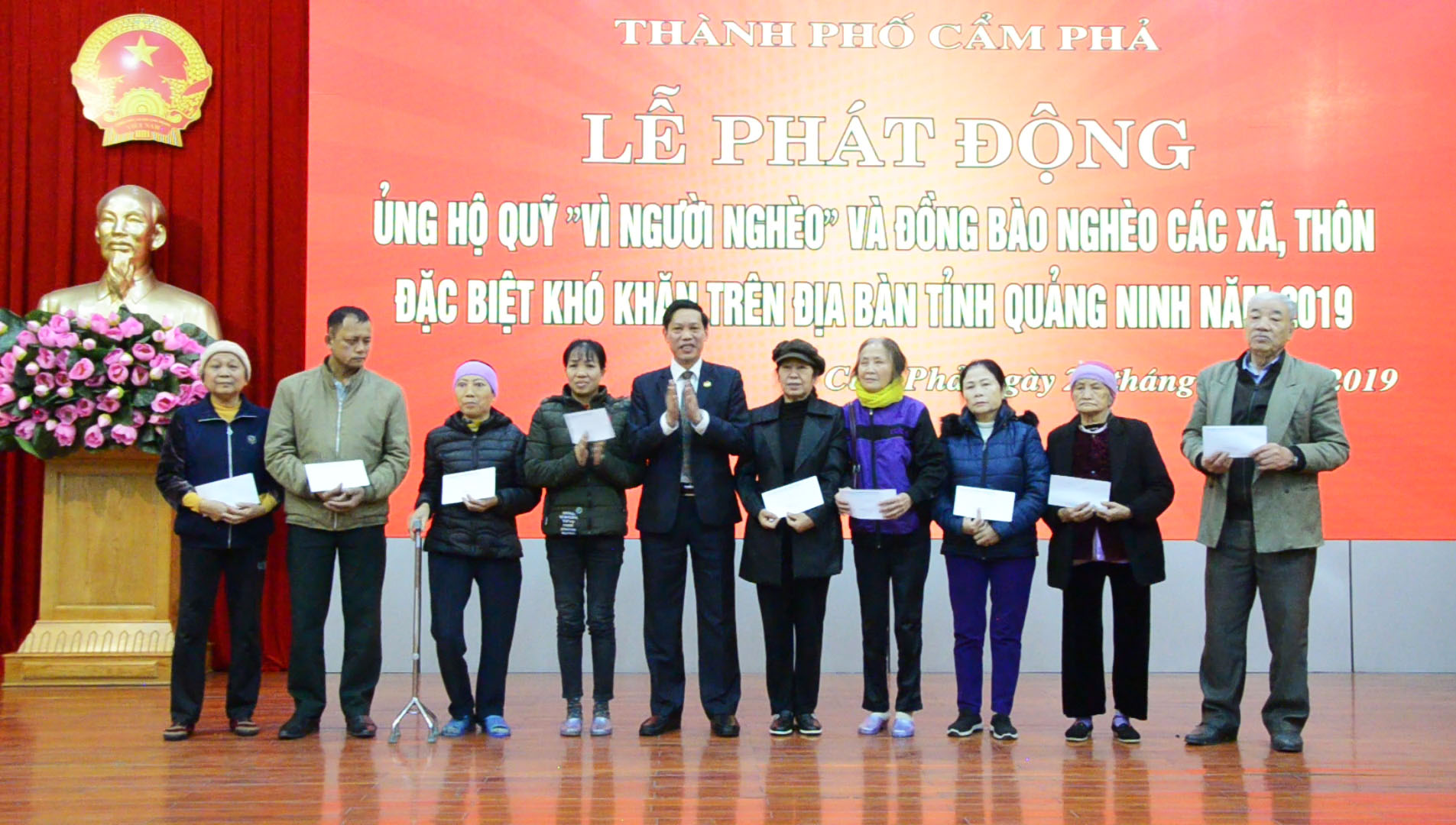 Thành phố Cẩm Phả trao thưởng cho 34 hộ thoát nghèo trong năm 2019 (Ảnh: Vũ Hiền-CTV)