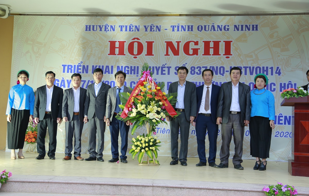 Lãnh đạo Ủy ban Kiểm tra tỉnh ủy tặng hoa chúc mừng.