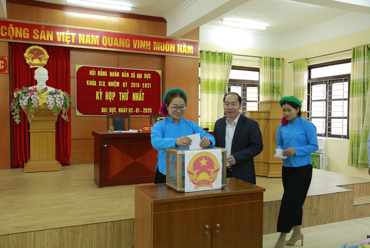 Các đại biểu bỏ phiếu bầu chức danh Chủ tịch UBND xã Đại Dực