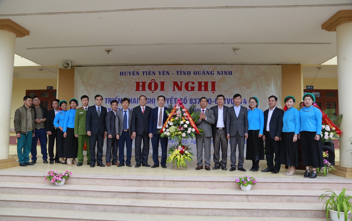 Lãnh đạo huyện tặng hoa chúc mừng BTV, BCH Đảng bộ xã Đại Dực