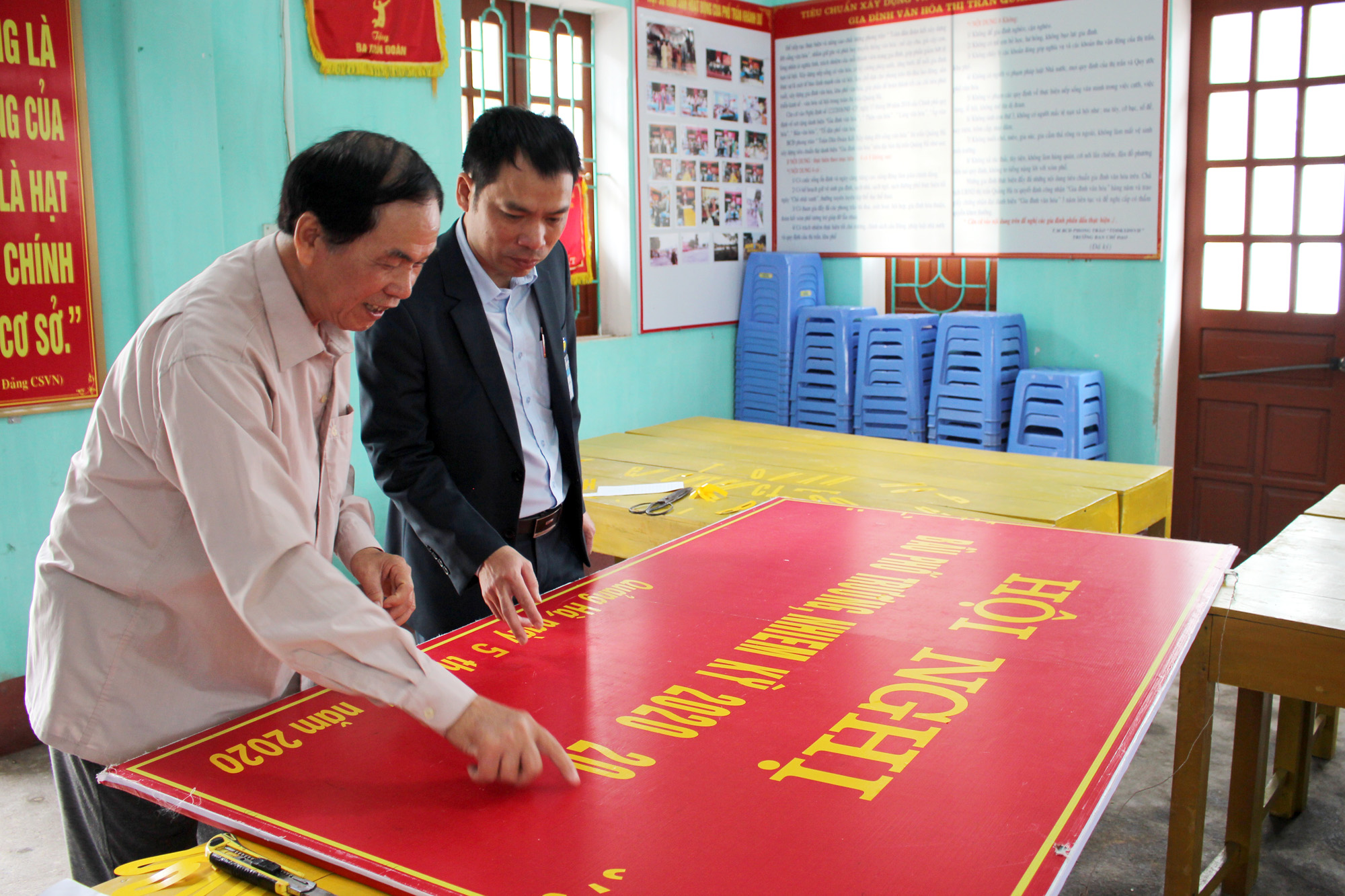 Khâu cuối cùng trong công tác trang trí khánh tiết tại điểm bầu cử khu phố Trần Khánh Dư (thị trấn Quảng Hà, huyện Hải Hà) đang được gấp rút thực hiện