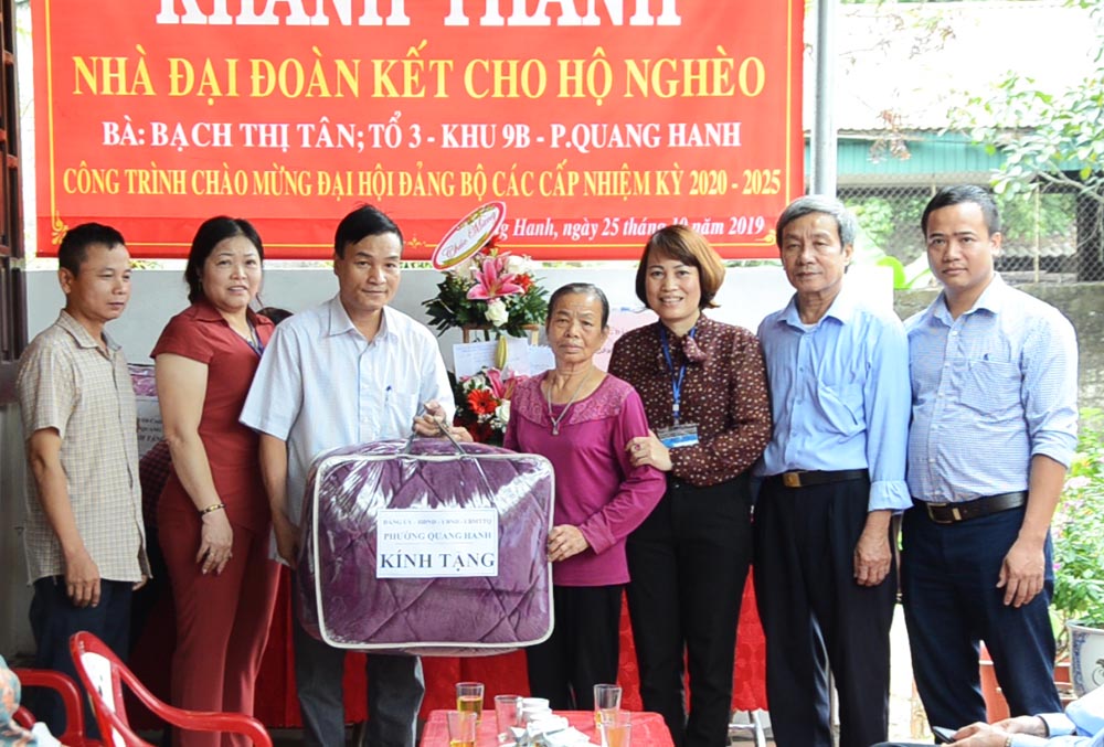 Lãnh đạo phường Quang Hanh tặng quà cho 