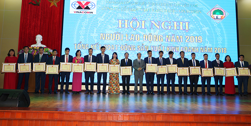 Người lao động Công ty CP than Vàng danh được khen thưởng trong Hội nghị người lao động của doanh nghiệp này năm 2019