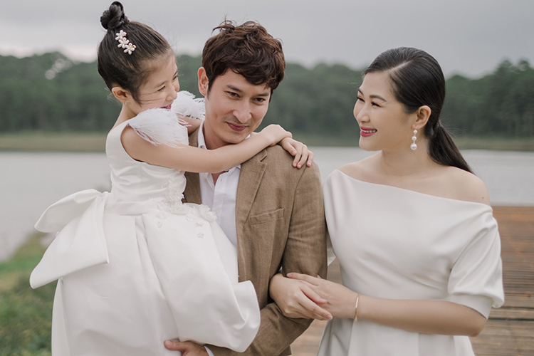 Huy Khánh bên vợ - chị Mạc Anh Thư - và con gái Cát Cát. Ảnh: HK.
