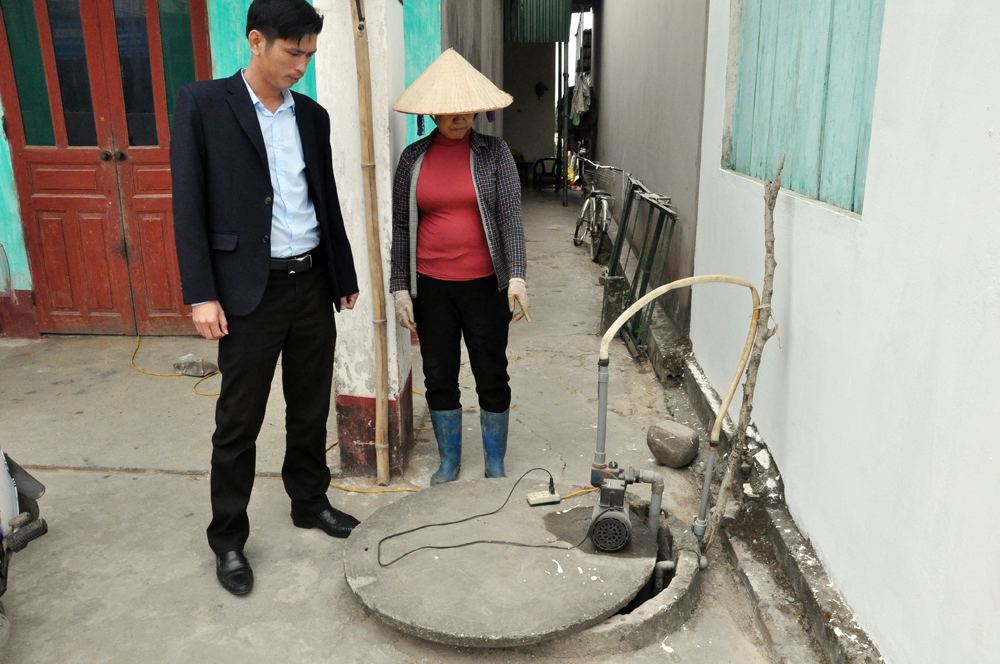 Do bị nhiễm mặn, giếng đào của gia đình bác Phùng Thị Tý, thôn 3, xã Vĩnh Thực đã không sử dụng được.