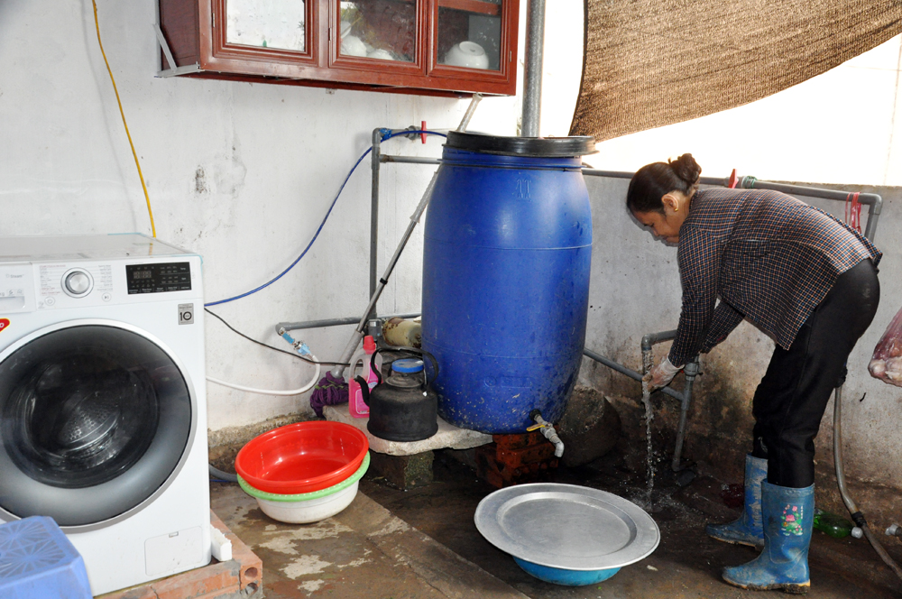Gia đình bác Tý đầu tư ống nhựa kéo nước từ nhà hàng xóm, lọc qua máy lọc để sử dụng.