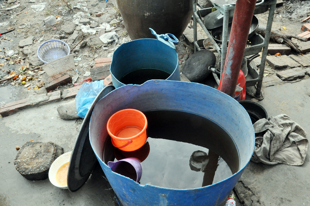 Nước giếng nhà ông Đoàn Văn Thăng, thôn 2, xã Vĩnh Trung nhiễm mặn, không sử dụng được.