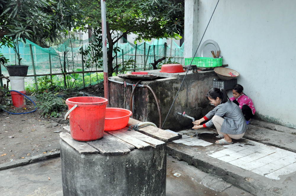 Gia đình chị Lê Thị Hương, thôn 2, xã Vĩnh Thực phải mua nước lọc đóng bình về để sử dụng. Nước giếng chỉ để tắm, giặt.