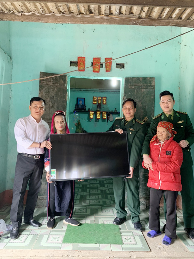 CBCS Đồn BP Quảng Đức tặng ti vi cho gia đình bà Phạm Thị Dự